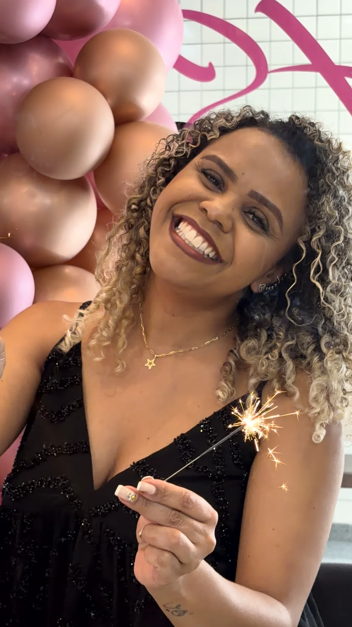 Francielly sorrindo com uma vela de aniversário acesa na comemoração