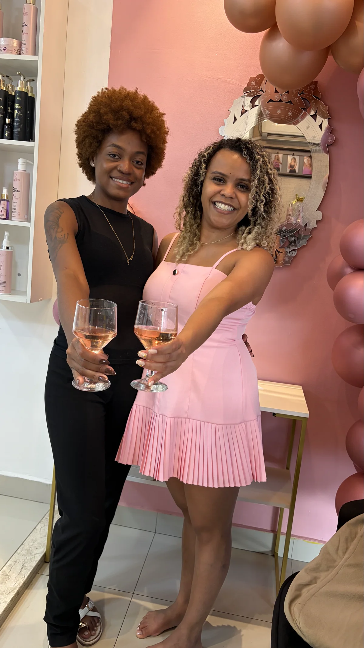 Francielly e uma convidada brindando no salão decorado para o aniversário