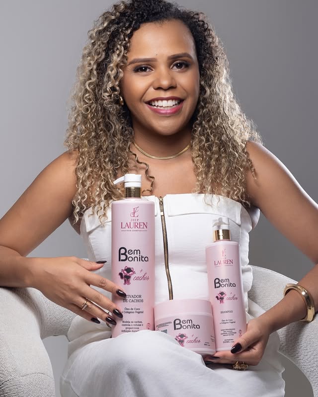 Francielly Soares com produtos Bem Bonita desenvolvidos para cabelos cacheados
